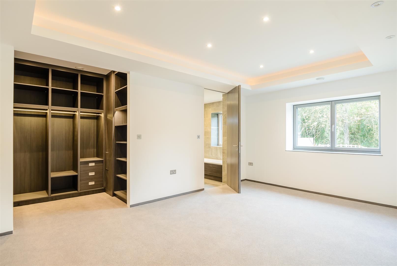 5 Bedrooms, House - Semi-Detached